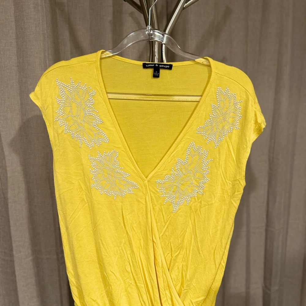Cable & Gauge Yellow V-Neck Top size M